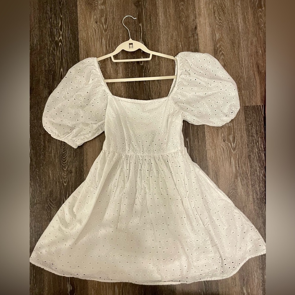 *Women’s Size M Perfect White Picnic Dress”